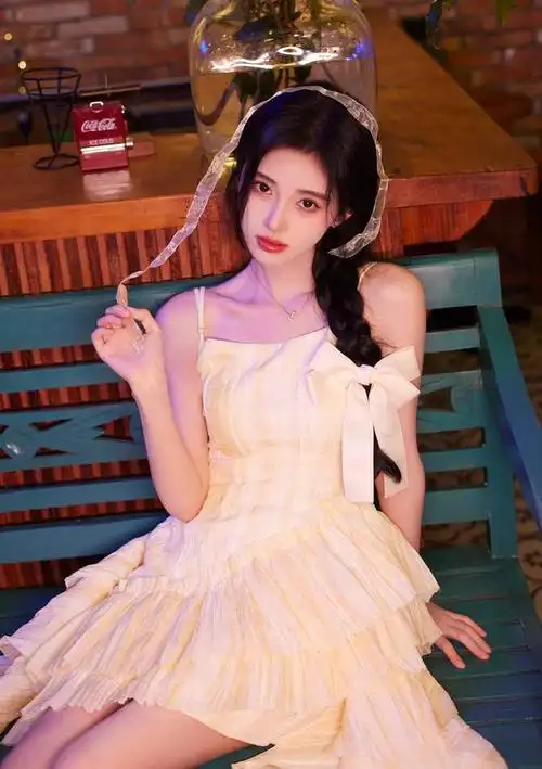 日前,流量小花鞠婧祎晒出一组清纯甜美的写真照片,画面中的她穿着一身