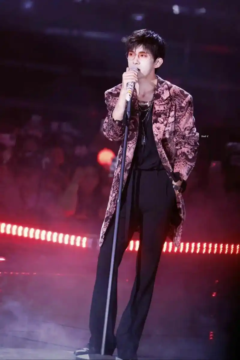 sorry 我担秒了全世界.#易烊千玺 今年是爱烊宝的第七年 - 抖音