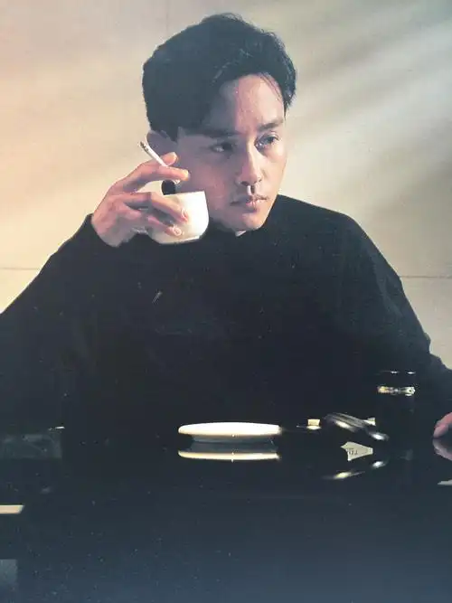 p>张国荣(1956年9月12日-2003年4月1日),出生于香港,中国香港男歌手