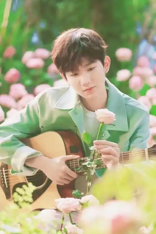 王源风波后首现身,白色衬衫配灰色长裤干净帅气,心情大好