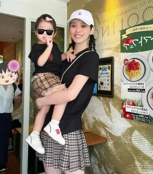 1岁妹妹八字眉抢镜,被指是"女版何猷君"|向佐|模特|郭碧婷|小公主