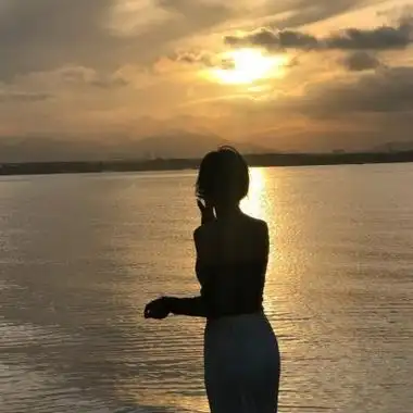 女人看大海背影照-女生头像 - 壁纸之家