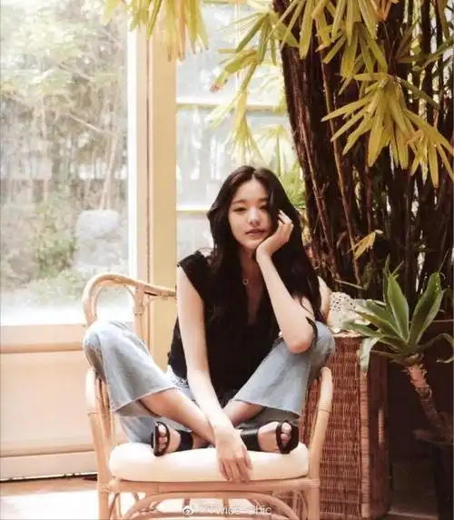 张元英的身材太好了这双大长腿穿什么都好看真没想到她才15岁