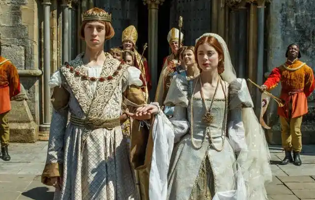 中世纪时期欧洲宫廷的炫耀奢侈之风体现在哪些方面