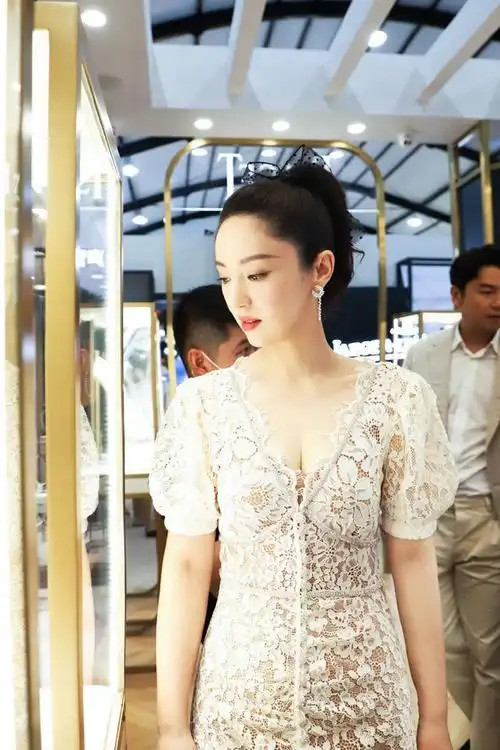 董璇恋爱后状态太好穿蕾丝裙妩媚却不俗气肌肤白嫩不像40岁