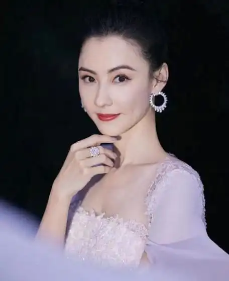 盛世美颜张柏芝穿白色长裙展曼妙婀娜身姿美得不可方物