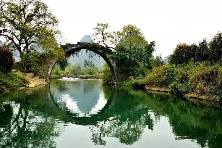 都有着相当重要的位置 从传颂了近千年的 枯藤老树昏鸦 小桥流水人家