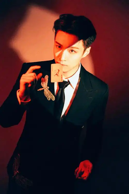 张艺兴太红了#是张艺兴出席金鸡活动的红色系joker大片很红很美哈 !!