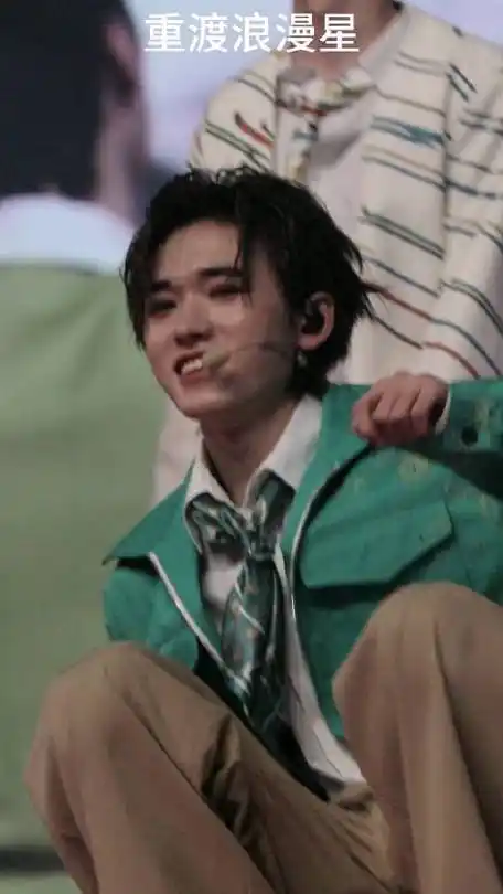 一个低头认真扣衣服的小猪宝@时代少年团-宋亚轩重渡浪漫星的微博视频