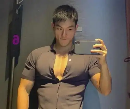 不止是男生喜欢胸部大的女生女生也喜欢胸部大的男生