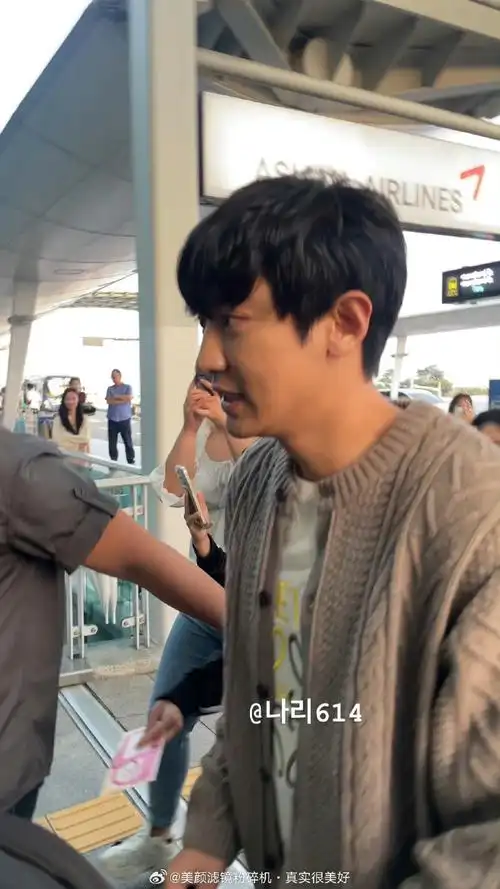 朴灿烈最新机场照##2016年的朴灿烈vs现在的朴灿烈