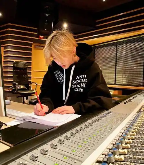 蔡徐坤被青你女练习生表白,称蔡pd有神秘吸引力,他却害羞到低头