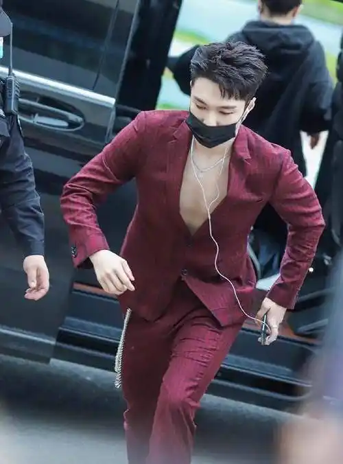 张艺兴时尚西装现身,看到腹肌粉丝超激动,一看高清照:小细节暴露了_好