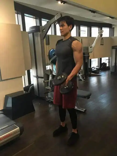 怎么练出彭于晏那样的身材?注重3个部位肌群,你也能拥有好身材