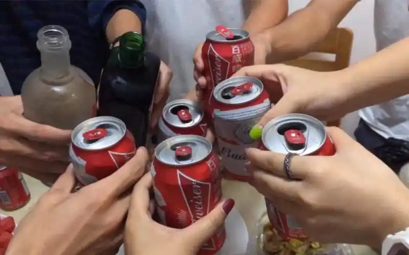 单身男女深夜喝酒