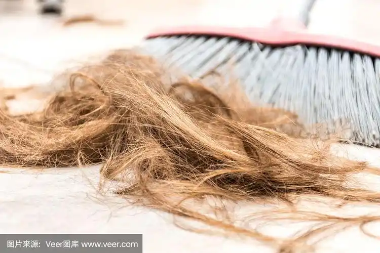 在美发店打扫地板上的头发