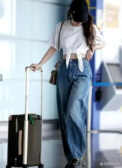 最近,一组刘亦菲在机场的照片引起了网友的热议.