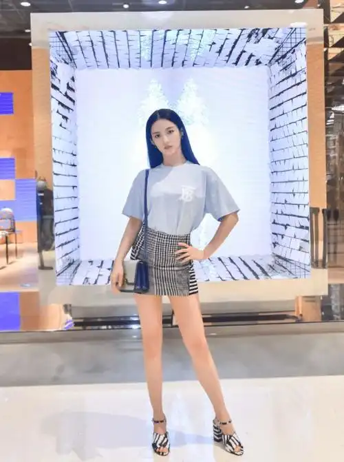 刘些宁机场私服照,假两件菱格马甲衬衫裙现身,可甜可酷个性十足