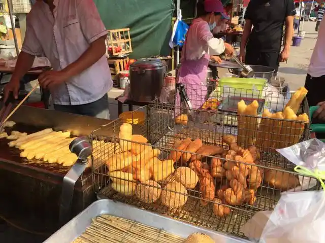 这家卖油条的早餐摊每天不到8点一准卖光想吃的话必须赶早