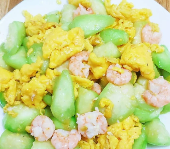 大叔家的小炒菜:虾仁丝瓜炒蛋,色泽清新,q弹爽口,家人爱吃!