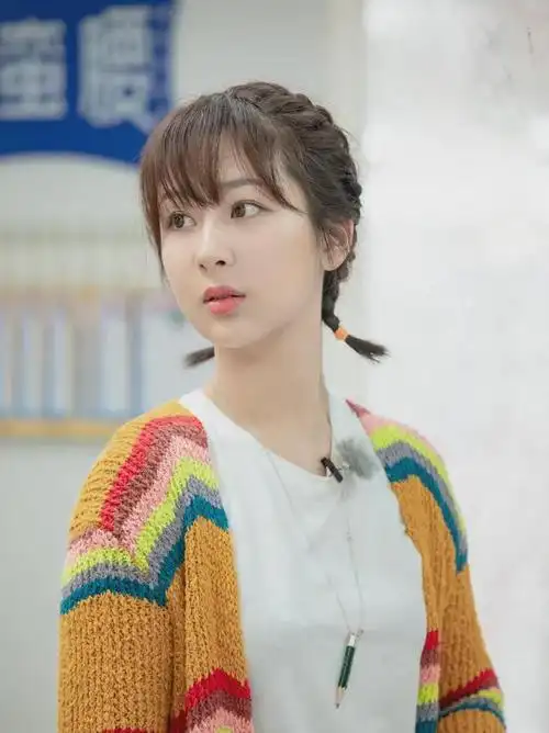 齐胸长发是最适合扎拳击辫的长度,能使整体造型更显