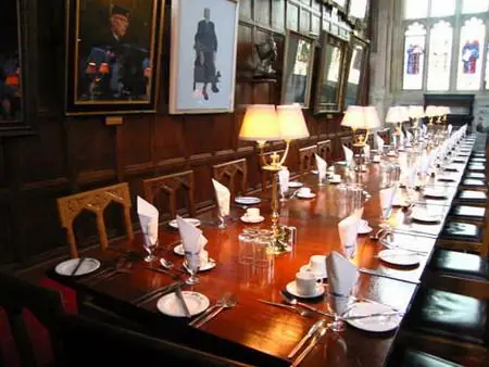 资料图片:牛津大学基督教堂学院餐厅.图片来源:新华网