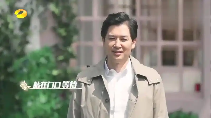 怦然黄奕和崔伟牵手,临走前穿的美美的,王琳回去再生一个