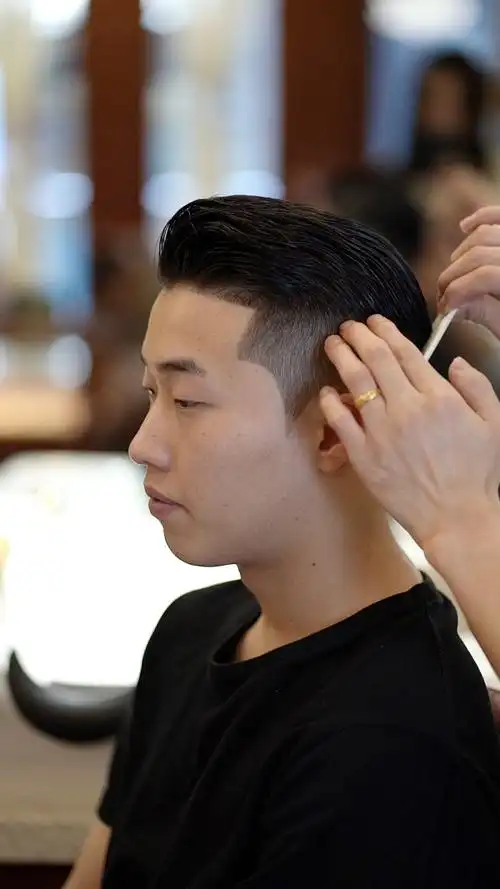 男生在剪背头发型的时候千万不能让头发有很严实的包裹感 把两侧头发