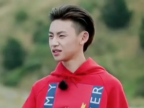 《青春的花路》【王琳凯cut】小鬼熬夜写歌 海边为"爱鞋"折腰