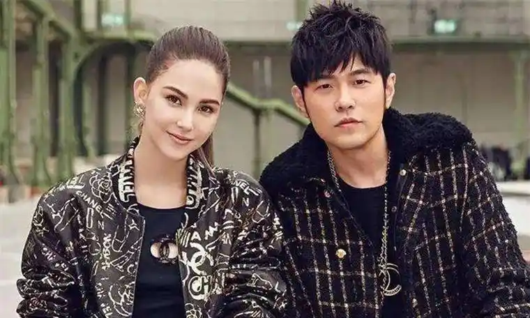 秀恩爱周杰伦躲在人群中拍昆凌夫妻甜蜜令人羡慕