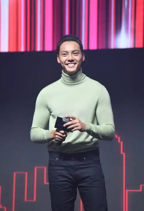 陈伟霆扎着丸子头,外穿绿色秋衣,搭配黑色西裤.