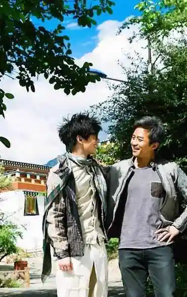 杨洋与邓超合照睡眼朦胧发型凌乱网友外套是不是借岳云鹏的