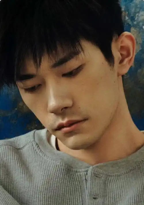 易烊千玺解读内心褶皱的山石密码##易烊千玺寸头胡茬造型