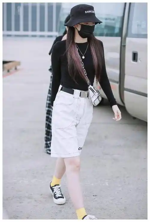 原创孟美岐的裤子是拿爸爸的穿上显胖一圈看完都想给她跪了