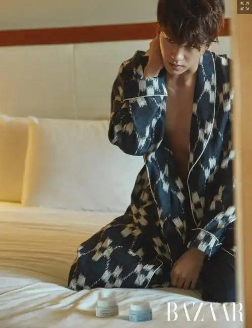 朴炯植晒黑了! 睡衣解扣,海边晒腹肌变「行走贺尔蒙」