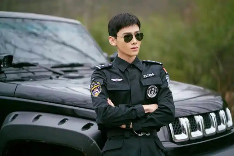去年一部讲述"霸道特警爱上我"的电视剧《你是我的城池营垒》中,特警