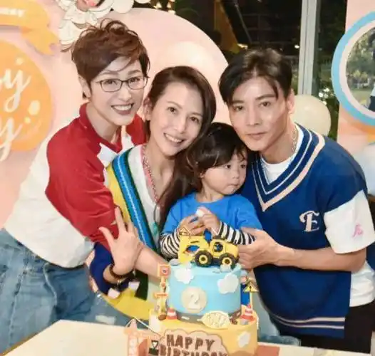 蔡少芬的三胎儿子乐儿两岁生日,这天,张晋特意晒出全家福为小家伙庆生