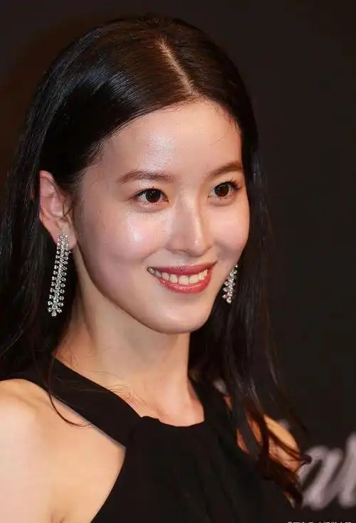 2,高低要与脸型鼻子做对比.3,鼻高则颧骨可高 若颧骨高为宾欺主.