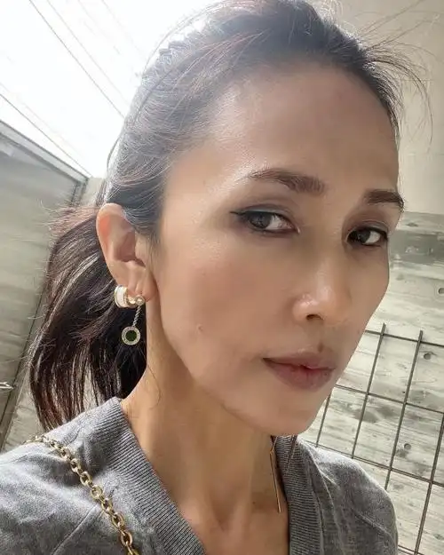 51岁工藤静香扎高马尾秀"高颅顶",发际线后退,发量和年轻时对比明显