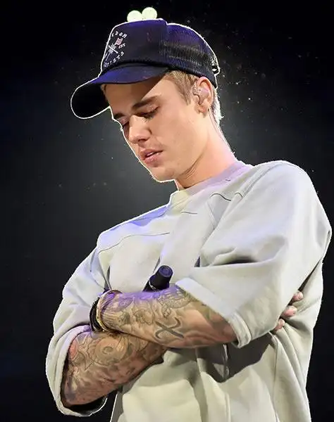 可恶的恐怖主义巴黎恐怖袭击灾难牵连到了justinbieber的好兄弟图片