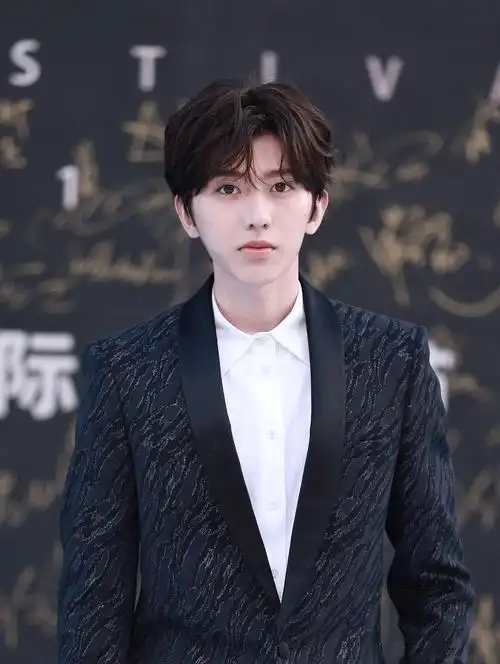 蔡徐坤短视频账号关注素人女子后秒取关,自曝还是手滑?