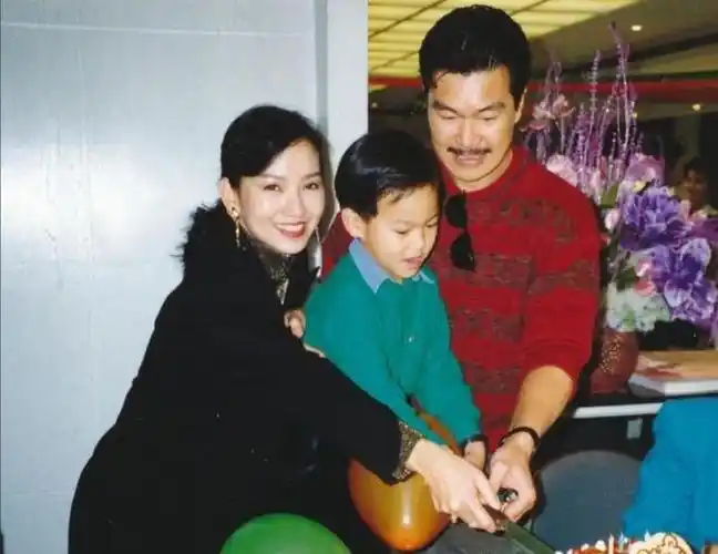 这是年轻时的赵雅芝一家三口合影,那时的赵雅芝真漂亮!