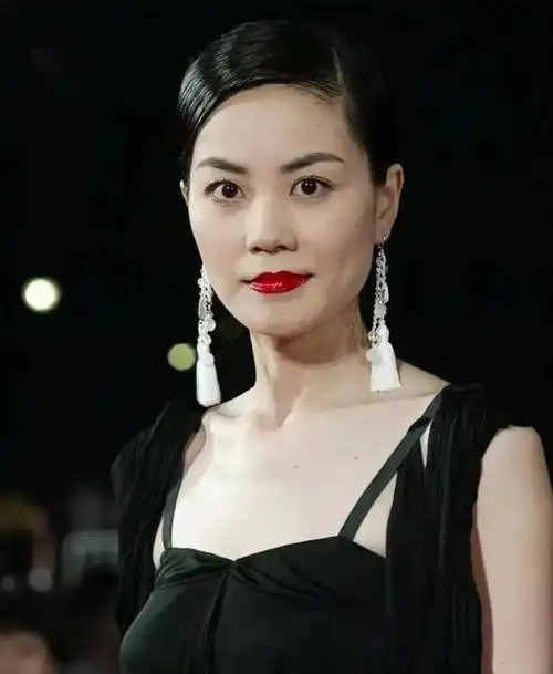 王菲不愧是"气质女神",穿小黑裙美得惊艳不说,还尽显好身材