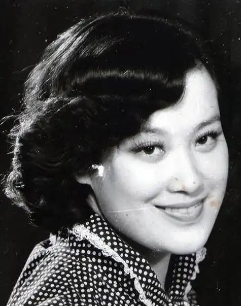 在中国第一届央视春晚的舞台上,一位清纯秀丽,风靡上世纪80年代的玉女