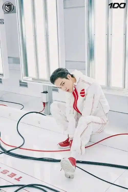 金钟仁新照公开,戴前女友jennie同款55万项链,黑皮裤荷尔蒙爆棚_super