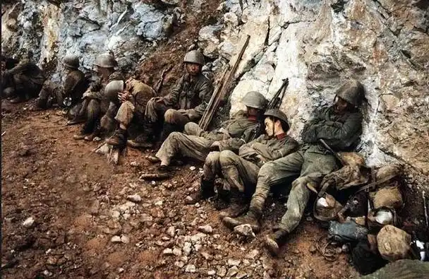 惨烈的法卡山战役:边防军多个班排全员牺牲,幸存者战后相拥而泣