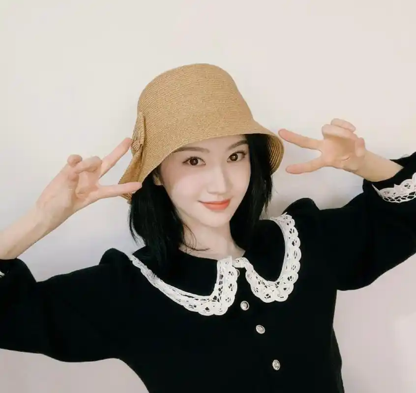 景甜草帽自拍照