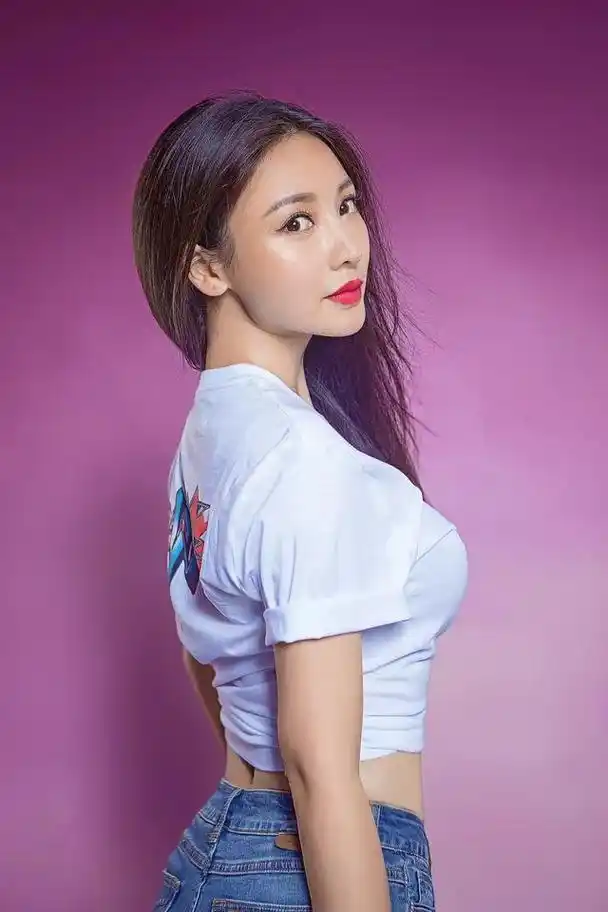 柳岩性感妩媚身材完美