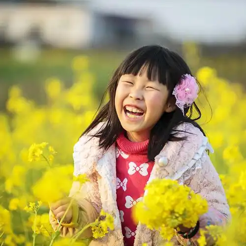 七岁了,你看我在油菜花里面笑的多开心啊!