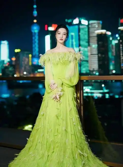 范冰冰穿粉色礼服配绿色高跟鞋亮相戛纳红毯,美貌与气质兼具